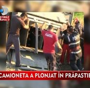 SOCANT! Un camion PLIN DE CALATORI s-a prabusit intr-o prapastie
